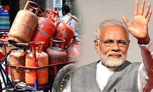 എ​േങ്ങാട്ടാണീ പോക്ക്​? പാചക വാതകത്തിനും കുത്തനെ കൂട്ടി; വർധിപ്പിച്ചത്​ സിലിണ്ടറിന് 265 രൂപ​