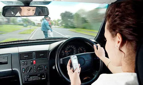 മൊബൈലും ഡ്രൈവിങ്ങും ഒന്നിച്ച്​ വേണ്ടാ...