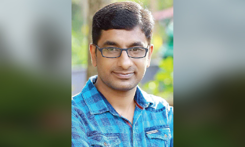 പു​ര​സ്കാ​ര നി​റ​വി​ൽ രാ​ജേ​ഷ് ഇ​രു​ളം