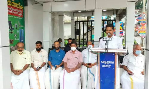 അന്തരിച്ച വേണുകുമാറിന് കണ്ണീർ യാത്രയയപ്പ് നൽകി ജനം അന്തരിച്ച വേണുകുമാറിന് കണ്ണീർ യാത്രയയപ്പ് നൽകി ജനം