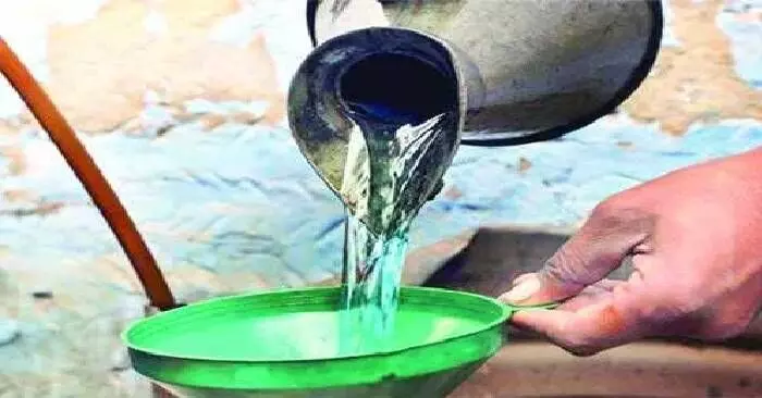 മണ്ണെണ്ണ വാങ്ങിമുടിഞ്ഞ് മത്സ്യത്തൊഴിലാളികൾ