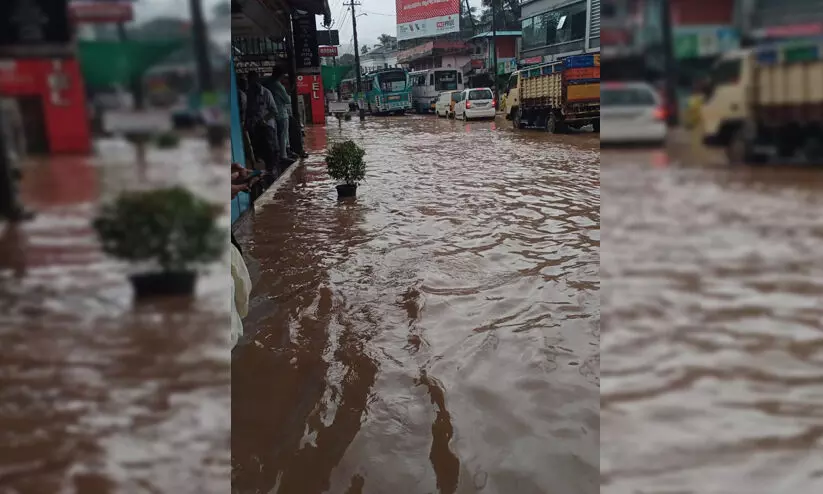 കനത്ത മഴ: അടിവാരം ടൗണിൽ വെള്ളം കയറി, കോഴിക്കോട് - വയനാട് ദേശീയ പാതയിൽ ഗതാഗത തടസം