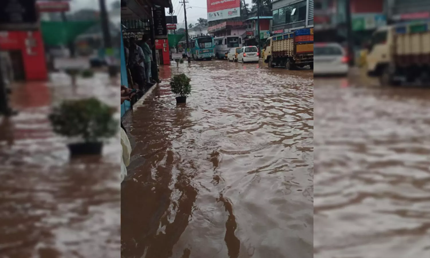 കനത്ത മഴ: അടിവാരം ടൗണിൽ വെള്ളം കയറി, കോഴിക്കോട് - വയനാട് ദേശീയ പാതയിൽ ഗതാഗത തടസം
