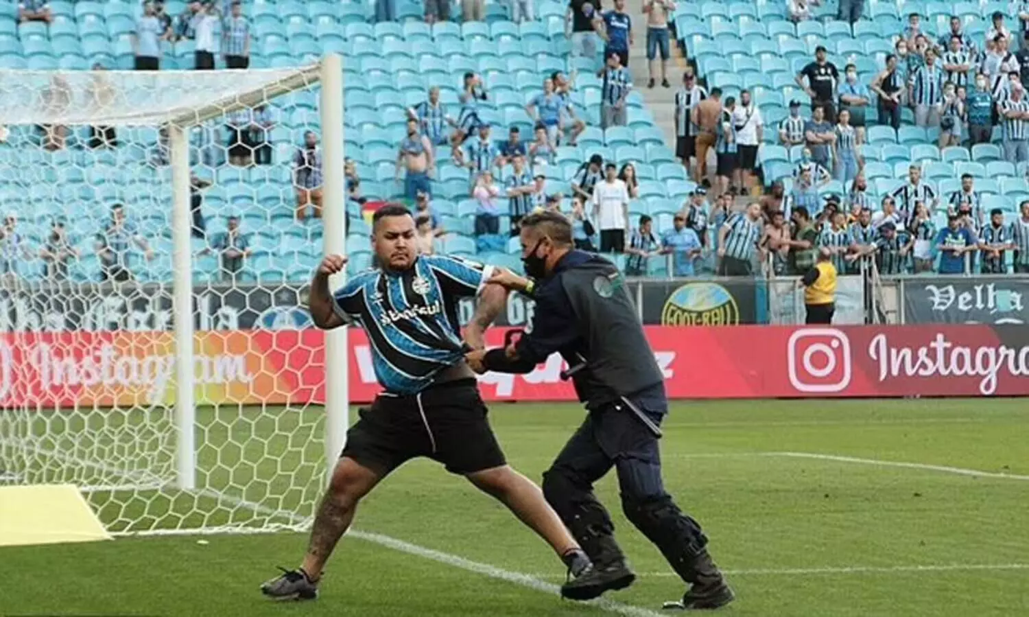 വാർ വിധി തിരിച്ചടിയായി; ബ്രസീൽ ലീഗിൽ കളി കഴിഞ്ഞതോടെ ആരാധകരുടെ കൂട്ടത്തല്ല്​