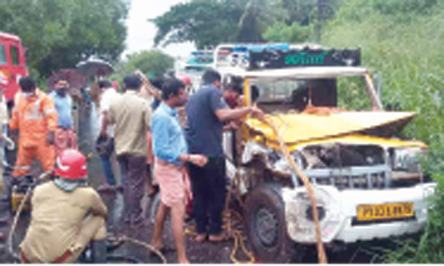 വാഹനാപകടം; കാബിനിൽ കുടുങ്ങിയ ഡ്രൈവറെ അഗ്നിശമന സേന രക്ഷപ്പെടുത്തി