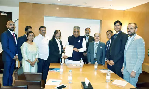 സൗ​ദി സ​ന്ദ​ർ​ശി​ച്ച കേ​ന്ദ്ര തൊ​ഴി​ൽ മ​ന്ത്രി ഭൂ​പേ​ന്ദ്ര   യാ​ദ​വി​ന്​ നി​വേ​ദ​നം ന​ൽ​കി