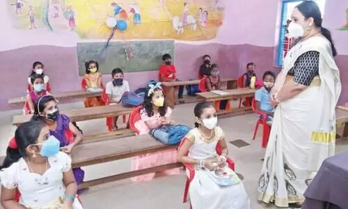 ക​ല​ക്ട​ര്‍ ടീ​ച്ച​റാ​യി; ജോറായി ക്ലാസ്​