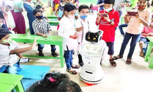 എണ്ണൂറാം വയൽ എൽ.പി സ്കൂളിൽ താരമായി ആൻഡ്രോയ്ഡ് കുഞ്ഞപ്പൻ