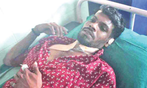 ല​ഹ​രി​മാ​ഫി​യ സം​ഘം യു​വാ​വി​നെ വീ​ട്ടി​ൽ ക​യ​റി വെ​ട്ടി പ​രി​ക്കേ​ൽ​പി​ച്ചു