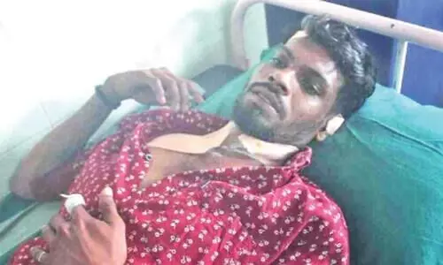 ല​ഹ​രി​മാ​ഫി​യ സം​ഘം യു​വാ​വി​നെ വീ​ട്ടി​ൽ ക​യ​റി വെ​ട്ടി പ​രി​ക്കേ​ൽ​പി​ച്ചു