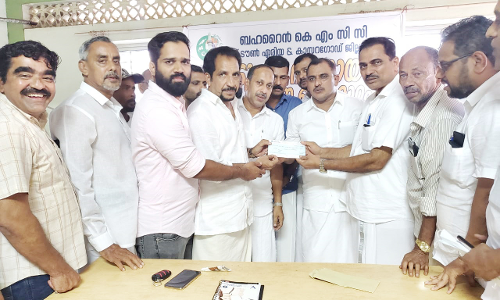 ബ​ഹ്​​റൈ​ൻ കെ.​എം.​സി.​സി സ​ഹാ​യ​ധ​നം കൈ​മാ​റി