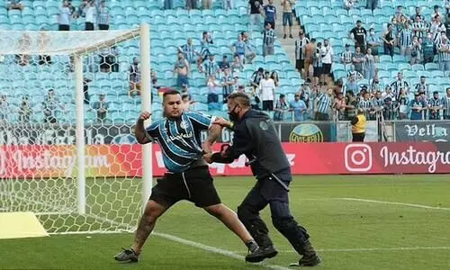 വാർ വിധി തിരിച്ചടിയായി; ബ്രസീൽ ലീഗിൽ കളി കഴിഞ്ഞതോടെ ആരാധകരുടെ കൂട്ടത്തല്ല്​