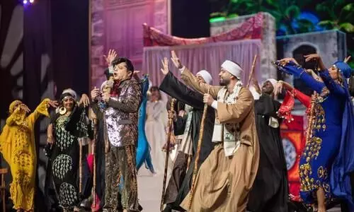 കാണികളെ പൊട്ടിച്ചിരിപ്പിച്ച് സലാം മുറബ്ബ നാടകം കാണികളെ പൊട്ടിച്ചിരിപ്പിച്ച് സലാം മുറബ്ബ നാടകം