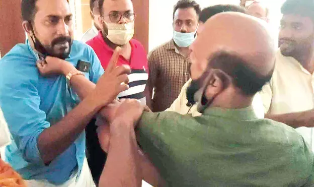 മഞ്ചേരി നഗരസഭ ഓഫിസിൽ യു.ഡി.എഫ്, എൽ.ഡി.എഫ് പ്രവർത്തകർ തമ്മിലടിച്ചു മഞ്ചേരി നഗരസഭ ഓഫിസിൽ യു.ഡി.എഫ്, എൽ.ഡി.എഫ് പ്രവർത്തകർ തമ്മിലടിച്ചു