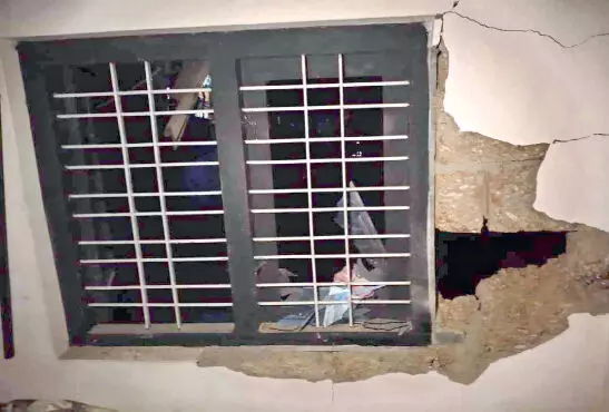 മി​ന്ന​​ൽ: പെ​രു​വ​ള്ളൂ​രിൽ സ്ത്രീ​ക്ക് പ​രി​ക്ക്; മൂ​ന്നു വീ​ടു​ക​ളു​ടെ മേ​ൽ​ക്കൂ​ര ത​ക​ർ​ന്നു, പാണ്ടിക്കാട്ട്​ വീ​ടി​ന്​ നാ​ശം