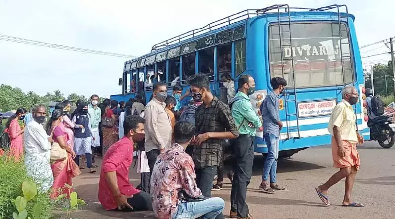 സ്കൂൾ തുറക്കൽ: ബ​സു​ക​ളി​ൽ യാ​ത്രാ​തി​ര​ക്ക്​ വ​ർ​ധി​ച്ചു