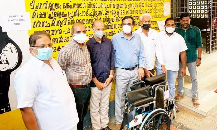 പ​ള്ളൂ​ർ മാ​ഹി ഗ​വ​. ആ​ശു​പ​ത്രി​യി​ൽ വീ​ൽ​ചെ​യ​ർ ന​ൽ​കി