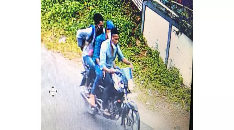 ബൈ​ക്കി​ലെ​ത്തി​യ സം​ഘം വീട്ടമ്മയുടെ ര​ണ്ടു ല​ക്ഷം രൂ​പ​യും മൊബൈല്‍ ഫോണും കവര്‍ന്നു