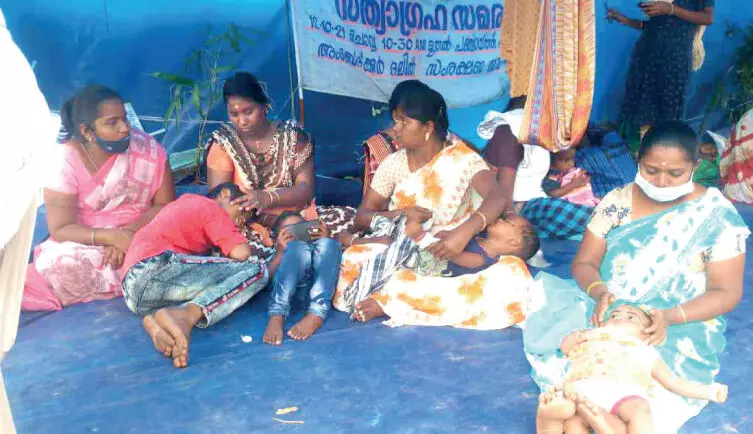 സമരപ്പന്തലിൽ കുടുംബസമേതം താമസിച്ച് പ്രതിഷേധം സമരപ്പന്തലിൽ കുടുംബസമേതം താമസിച്ച് പ്രതിഷേധം