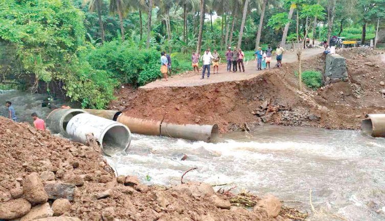 മലവെള്ളപ്പാച്ചിൽ അട്ടപ്പാടിയിൽ റോഡ് ഒലിച്ചുപോയി മലവെള്ളപ്പാച്ചിൽ അട്ടപ്പാടിയിൽ റോഡ് ഒലിച്ചുപോയി
