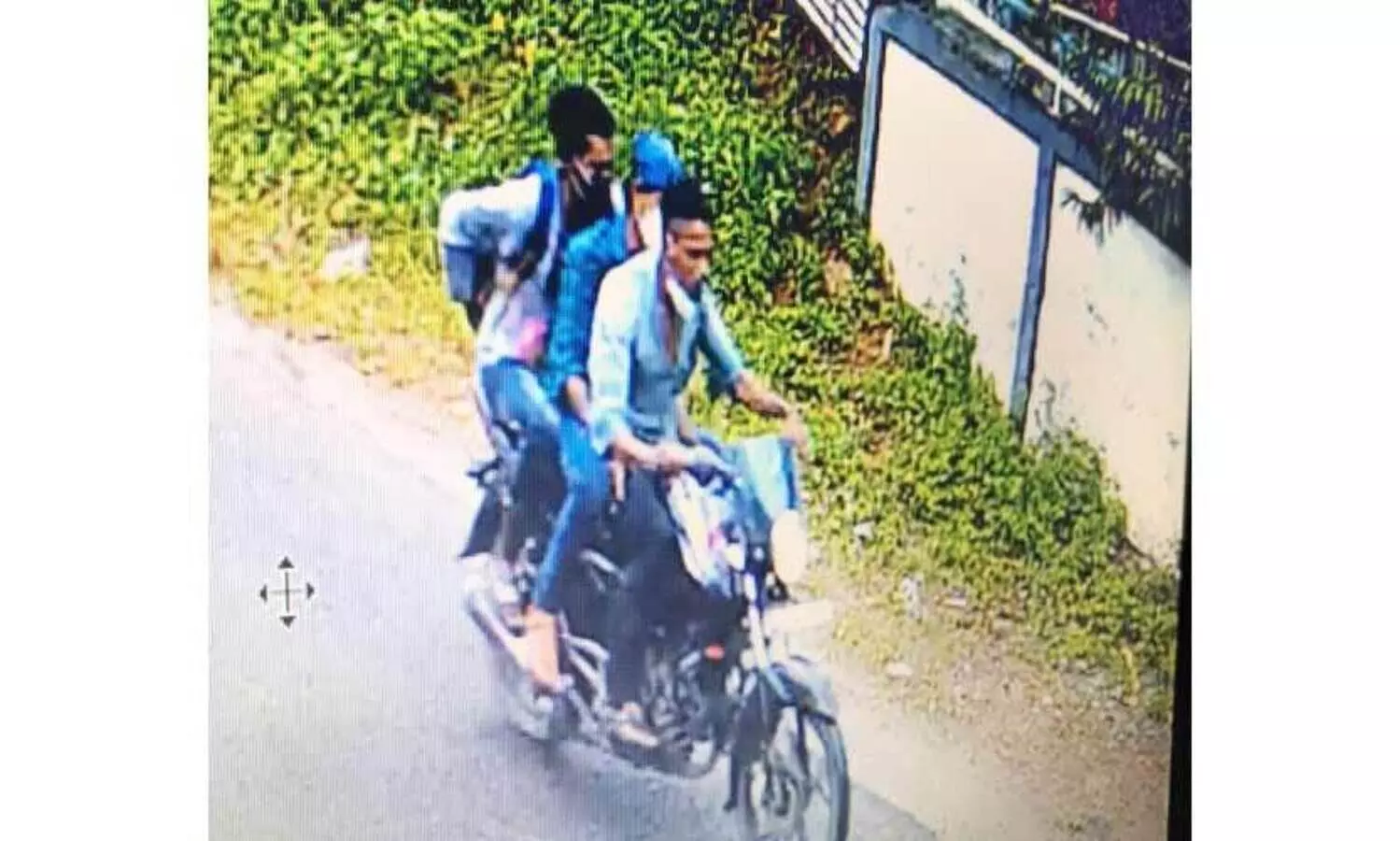 ബൈ​ക്കി​ലെ​ത്തി​യ സം​ഘം വീട്ടമ്മയുടെ ര​ണ്ടു ല​ക്ഷം രൂ​പ​യും മൊബൈല്‍ ഫോണും കവര്‍ന്നു