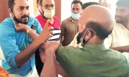 മ​ഞ്ചേ​രി ന​ഗ​ര​സ​ഭ ഓ​ഫി​സി​ൽ യു.​ഡി.​എ​ഫ്, എ​ൽ.​ഡി.​എ​ഫ് പ്ര​വ​ർ​ത്ത​ക​ർ ത​മ്മി​ല​ടി​ച്ചു