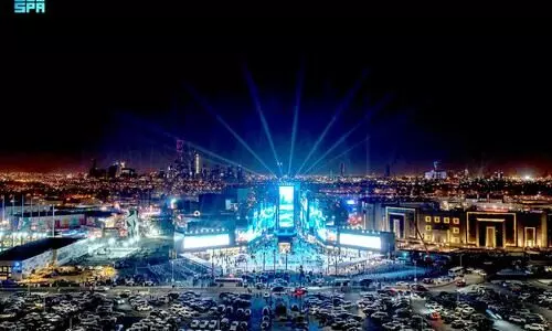 ബോ​ളി​വാ​ർ​ഡ്​ വി​നോ​ദ​ന​ഗ​ര​ത്തി​ലേ​ക്ക്​ ജ​ന​പ്ര​വാ​ഹം