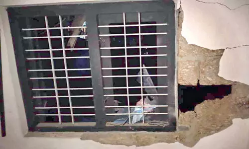 മി​ന്ന​​ൽ: പെ​രു​വ​ള്ളൂ​രിൽ സ്ത്രീ​ക്ക് പ​രി​ക്ക്; മൂ​ന്നു വീ​ടു​ക​ളു​ടെ മേ​ൽ​ക്കൂ​ര ത​ക​ർ​ന്നു, പാണ്ടിക്കാട്ട്​ വീ​ടി​ന്​ നാ​ശം