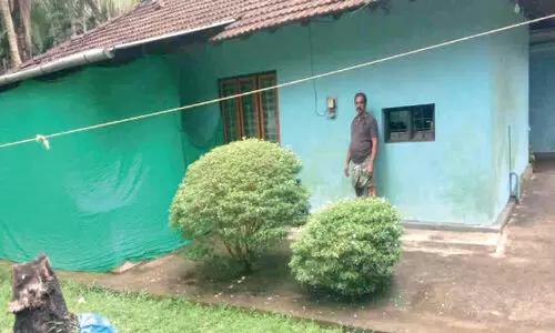 തു​രു​ത്തി​ൽ ഒ​റ്റ​പ്പെ​ട്ട് അ​ബൂ​ബ​ക്ക​റി‍ന്‍റെ കു​ടും​ബം