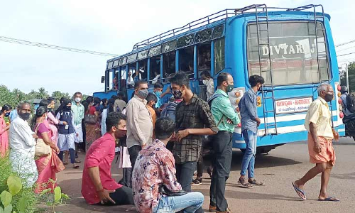 സ്കൂൾ തുറക്കൽ: ബ​സു​ക​ളി​ൽ യാ​ത്രാ​തി​ര​ക്ക്​ വ​ർ​ധി​ച്ചു