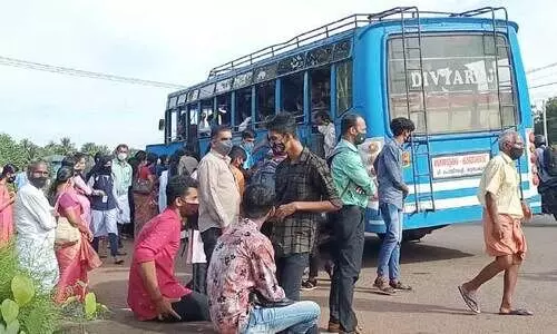 സ്കൂൾ തുറക്കൽ: ബ​സു​ക​ളി​ൽ യാ​ത്രാ​തി​ര​ക്ക്​ വ​ർ​ധി​ച്ചു