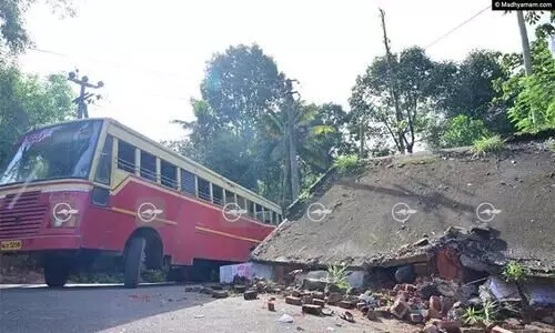 കാത്തിരിപ്പ് കേന്ദ്രത്തിലേക്ക് ബസ് ഇടിച്ചുകയറി ആറ് പേർക്ക് പരിക്ക്