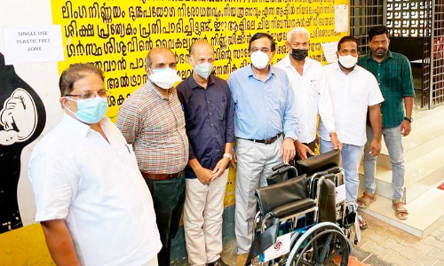 പ​ള്ളൂ​ർ മാ​ഹി ഗ​വ​. ആ​ശു​പ​ത്രി​യി​ൽ വീ​ൽ​ചെ​യ​ർ ന​ൽ​കി