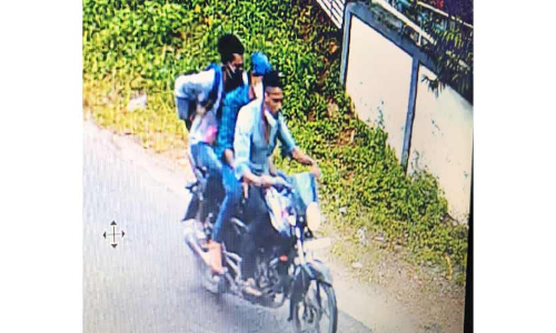 ബൈ​ക്കി​ലെ​ത്തി​യ സം​ഘം വീട്ടമ്മയുടെ ര​ണ്ടു ല​ക്ഷം രൂ​പ​യും മൊബൈല്‍ ഫോണും കവര്‍ന്നു