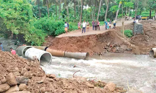 മ​ല​വെ​ള്ള​പ്പാ​ച്ചി​ൽ അ​ട്ട​പ്പാ​ടി​യി​ൽ റോ​ഡ് ഒ​ലി​ച്ചു​പോ​യി