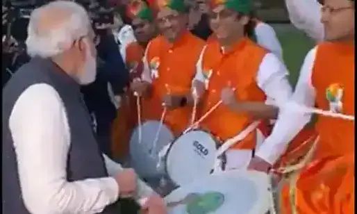 ഗ്ലാസ്ഗോയില്‍ ഇന്ത്യക്കാരോട് കുശലം ചോദിച്ചും ഡ്രംസില്‍ താളംപിടിച്ചും പ്രധാനമന്ത്രി നരേന്ദ്ര മോദി