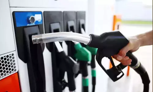 പ്രതിഷേധം കത്തി; അർധരാത്രി മുതൽ പെട്രോളിന്​ അഞ്ച് രൂപയും ഡീസലിന് 10 രൂപയും കുറയും