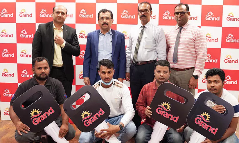 ഗ്രാ​ൻ​ഡ് ഹൈ​പ്പ​ർ​മാ​ർ​ക്ക​റ്റ് ന​റു​ക്കെ​ടു​പ്പ്​: ഭാ​ഗ്യ​ശാ​ലി​ക​ൾ​ക്ക്​ സ​മ്മാ​ന വി​ത​ര​ണം