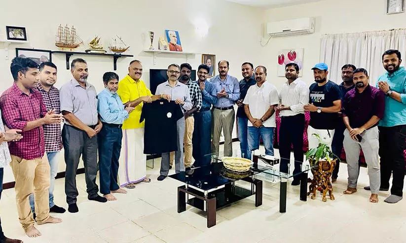 രക്തദാന ക്യാമ്പ് ടീഷർട്ട് പ്രകാശനം രക്തദാന ക്യാമ്പ് ടീഷർട്ട് പ്രകാശനം