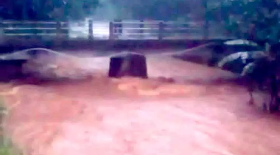 ആര്യങ്കാവില്‍ വീണ്ടും ഉരുള്‍പൊട്ടല്‍; ഒ​ഴു​ക്കി​ൽ​പെ​ട്ട ജീ​പ്പി​ൽ​നി​ന്ന്​ ര​ണ്ടു​പേ​രെ ര​ക്ഷി​ച്ചു