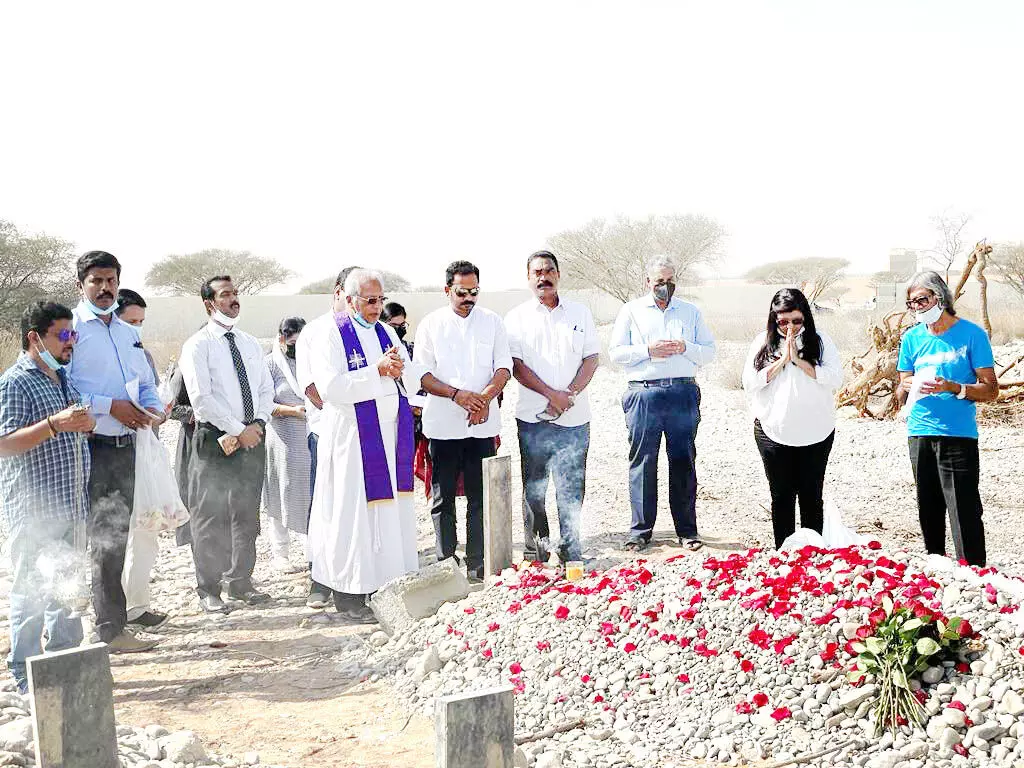 പുറംവാസത്തില് മരണം പുല്കി; പ്രവാസമണ്ണിലലിഞ്ഞവര്ക്ക് ഓര്മപ്പൂക്കള് പുറംവാസത്തില് മരണം പുല്കി; പ്രവാസമണ്ണിലലിഞ്ഞവര്ക്ക് ഓര്മപ്പൂക്കള്