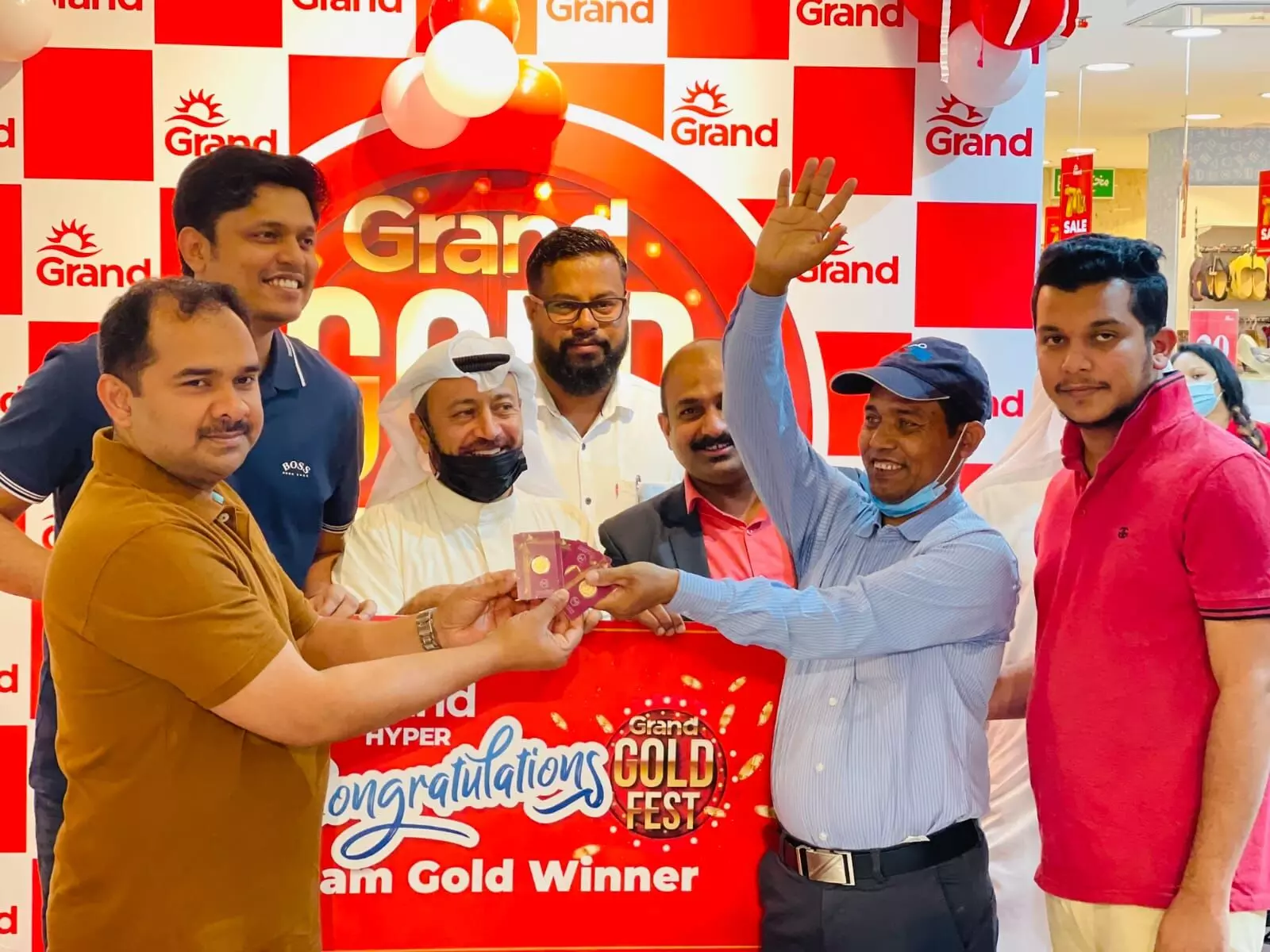 ഗ്രാൻഡ് ഹൈപ്പർ ഗോൾഡ് ഫെസ്​റ്റ്​: ആദ്യ നറുക്കെടുപ്പ്​ വിജയികൾക് സ്വർണ നാണയങ്ങൾ നൽകി