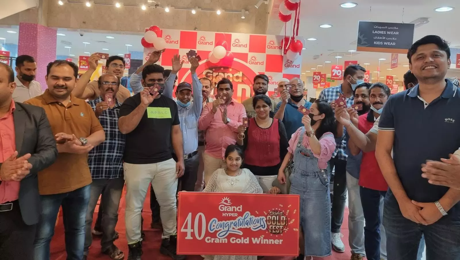 ഗ്രാൻഡ് ഹൈപ്പർ ഗോൾഡ് ഫെസ്​റ്റ്​: ആദ്യ നറുക്കെടുപ്പ്​ വിജയികൾക് സ്വർണ നാണയങ്ങൾ നൽകി