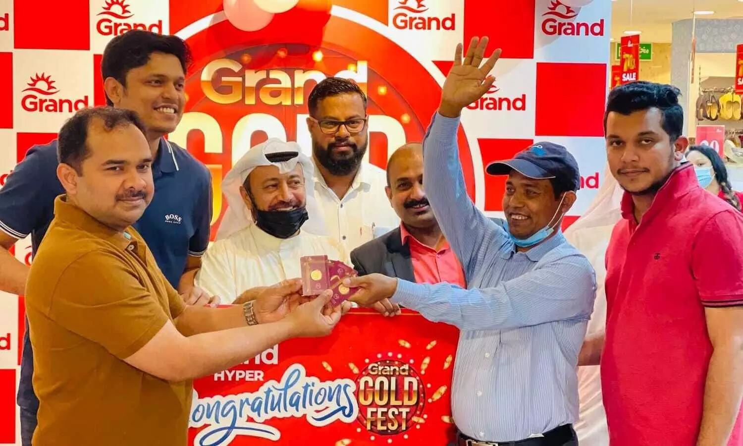 ഗ്രാൻഡ് ഹൈപ്പർ ഗോൾഡ് ഫെസ്​റ്റ്​: ആദ്യ നറുക്കെടുപ്പ്​ വിജയികൾക് സ്വർണ നാണയങ്ങൾ നൽകി