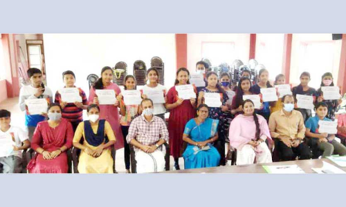 ഫ്ര​ഞ്ച് ഭാ​ഷ പ​ഠ​ന​ത്തി​െൻറ വ​ഴി​യെ സ​ഞ്ച​രി​ച്ച് വിദ്യാർഥികൾ