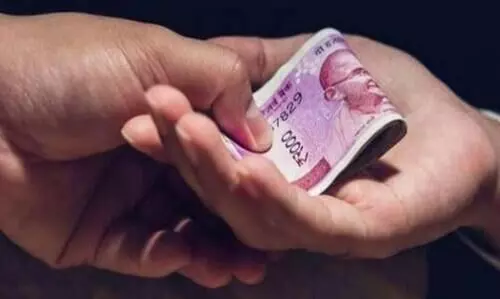 എക്സൈസ് ഓഫിസുകളിൽ റെയ്ഡ്; 83,620 രൂപ പിടികൂടി എക്സൈസ് ഓഫിസുകളിൽ റെയ്ഡ്; 83,620 രൂപ പിടികൂടി