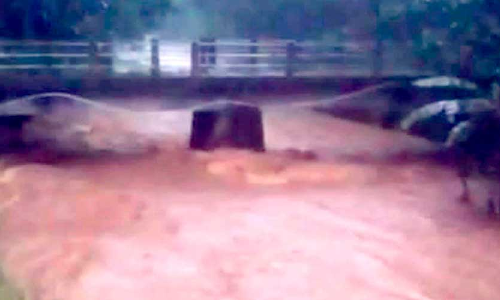 ആര്യങ്കാവില്‍ വീണ്ടും ഉരുള്‍പൊട്ടല്‍; ഒ​ഴു​ക്കി​ൽ​പെ​ട്ട ജീ​പ്പി​ൽ​നി​ന്ന്​ ര​ണ്ടു​പേ​രെ ര​ക്ഷി​ച്ചു