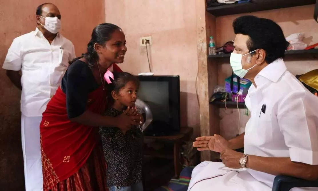 ജാതിയുടെ പേരിൽ ക്ഷേത്രത്തിലെ അന്നദാനത്തിൽ നിന്ന് ഇറക്കിവിട്ടു; യുവതിയെ വീട്ടിൽ സന്ദർശിച്ച് സ്റ്റാലിൻ-VIDEO ജാതിയുടെ പേരിൽ ക്ഷേത്രത്തിലെ അന്നദാനത്തിൽ നിന്ന് ഇറക്കിവിട്ടു; യുവതിയെ വീട്ടിൽ സന്ദർശിച്ച് സ്റ്റാലിൻ-VIDEO