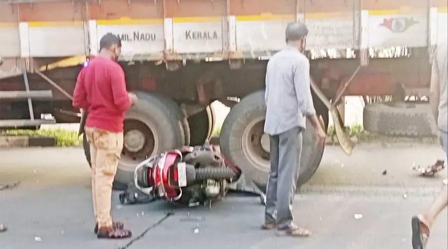 ദമ്പതികൾ സഞ്ചരിച്ച സ്കൂട്ടറിൽ ലോറിയിടിച്ച് വീട്ടമ്മ മരിച്ചു ദമ്പതികൾ സഞ്ചരിച്ച സ്കൂട്ടറിൽ ലോറിയിടിച്ച് വീട്ടമ്മ മരിച്ചു