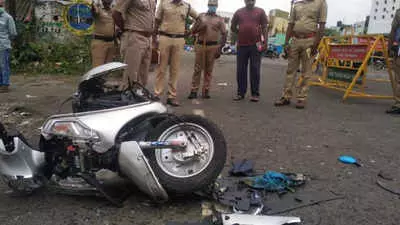 സ്കൂട്ടറിൽ വെച്ച പടക്കം പൊട്ടിത്തെറിച്ച് പിതാവും മകനും മരിച്ചു സ്കൂട്ടറിൽ വെച്ച പടക്കം പൊട്ടിത്തെറിച്ച് പിതാവും മകനും മരിച്ചു